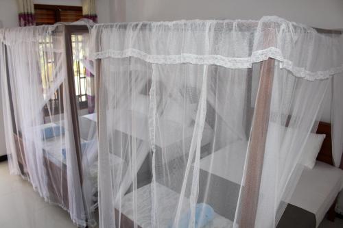Una cama o camas en una habitación de Orchid Rest