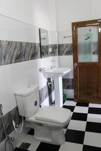 Un baño de Orchid Rest