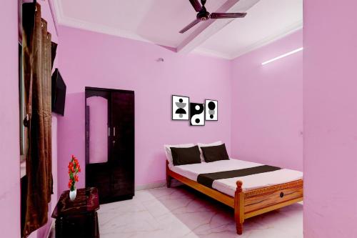 Postel nebo postele na pokoji v ubytování Hotel O Tiruvallur Bus Terminal Formerly SK Vinoth Mahal