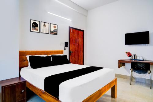 Ένα ή περισσότερα κρεβάτια σε δωμάτιο στο Collection O Panikhaiti Railway Station Formerly Brahmaputra View Guest House