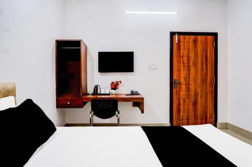 Μια τηλεόραση ή/και κέντρο ψυχαγωγίας στο Collection O Panikhaiti Railway Station Formerly Brahmaputra View Guest House