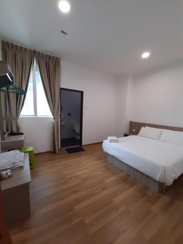 En eller flere senge i et værelse på Rumah Che Matsunami