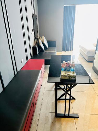 Una sala de estar con una mesa con bebidas encima. en Bukit Bintang Suites KL, en Kuala Lumpur