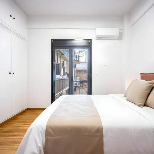 Modern 2BR in Exarchia l Ensuite Baths & Workspace