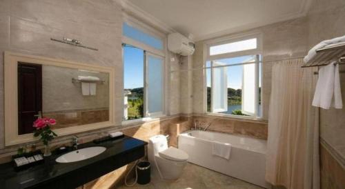 Ванная комната в Sam Tuyen Lam Resort