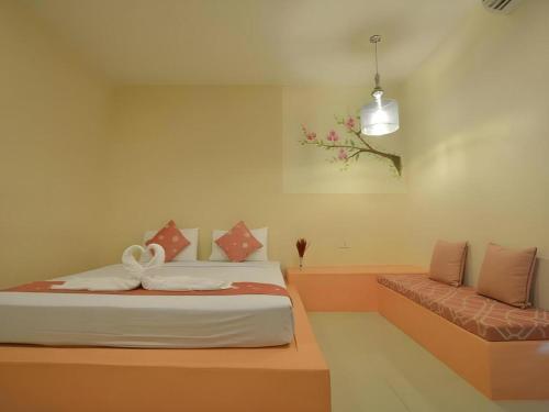 a bedroom with a bed and a couch at Mittraphap Resort in Ban Sathani Bandai Ma