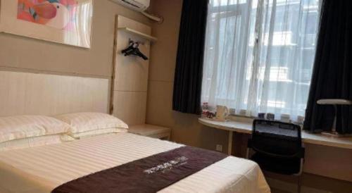 Jinjiang Inn Wuhan Huanghelou Fuxing Road Metro Station في ووهان: غرفة نوم بها سرير ونافذة