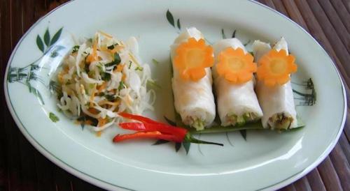 Forest Floor Lodge في Tân Phú: طبق أبيض مع طعام على طاولة