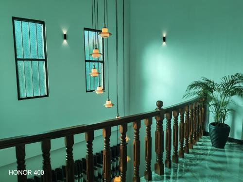 Una escalera con una pared azul y una planta en maceta. en Hilltop Haven, en Mirissa