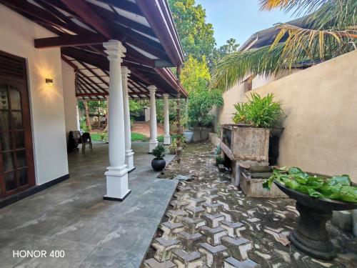 un patio de una casa con un bol de fruta en Hilltop Haven, en Mirissa