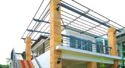 Phu View Resort Khao Yai في Ban Nong Ka Cha: فوقه منزل به حمام شمسي