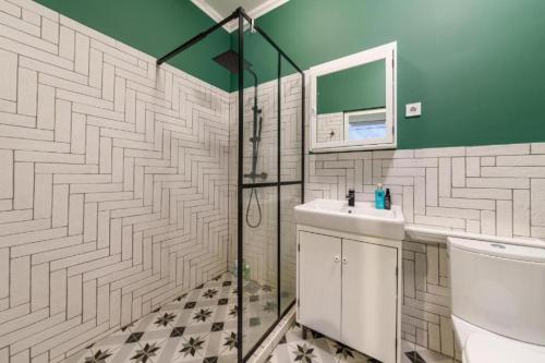 a bathroom with a shower and a toilet and a sink at Cozy Modern Studio in Debrecen