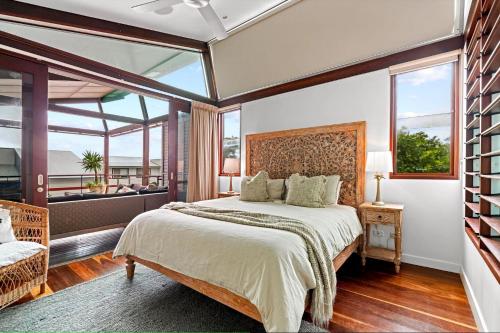 Кровать или кровати в номере Luxury On The Bay 2