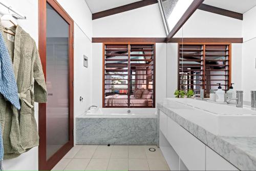 Ванная комната в Luxury On The Bay 2