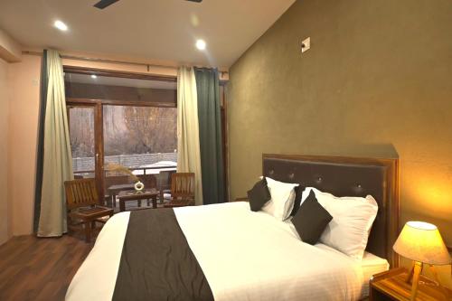 ハンダルにあるThe Syiaの大きなベッドと窓のある寝室