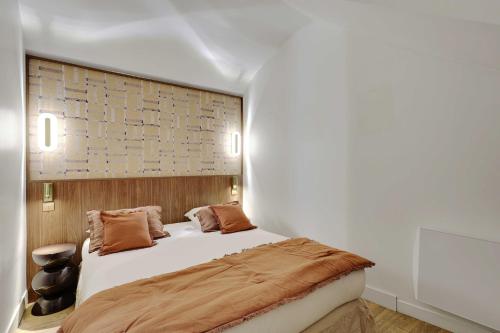 En eller flere senge i et værelse på Elegant Apartment - 2BD 6P - Hôtel de Ville