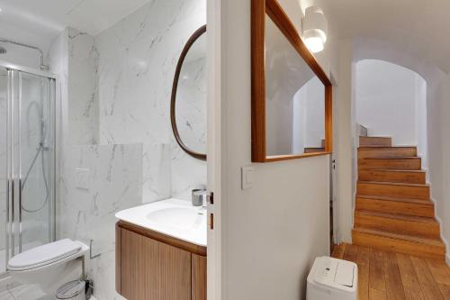 Et badeværelse på Elegant Apartment - 2BD 6P - Hôtel de Ville