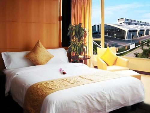 Un pat sau paturi într-o cameră la Golden Central Hotel Shenzhen