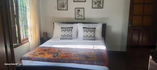 Ένα ή περισσότερα κρεβάτια σε δωμάτιο στο Senasuma Homestay