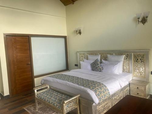 Ένα ή περισσότερα κρεβάτια σε δωμάτιο στο Amantran Resorts and Wellness Centre