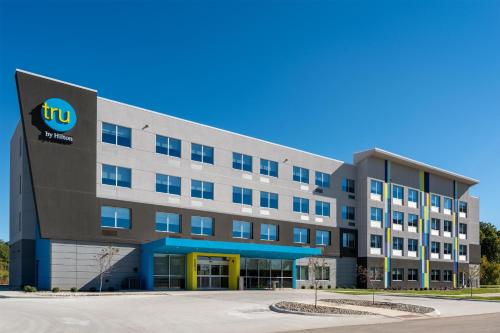 an image of a tru hotel at Tru By Hilton Battle Creek in Battle Creek