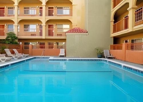 Bazén v ubytování Hotel Solaire Los Angeles nebo v jeho okolí