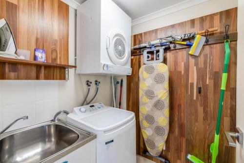 Η κουζίνα ή μικρή κουζίνα στο Stylish CBD Escape, Walk to Cafes and Shops!