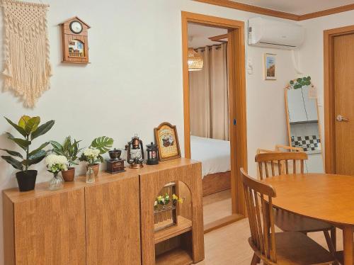 a room with a table and a dining room at 샬롬 스테이 in Daegu