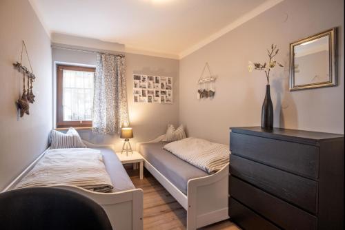 Кровать или кровати в номере Ferienwohnung Haus Germania