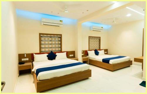 Ένα ή περισσότερα κρεβάτια σε δωμάτιο στο Hotel Vrinda