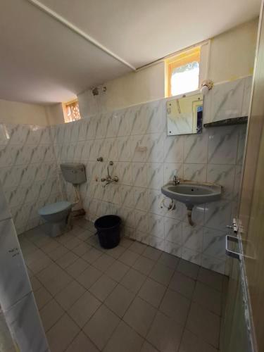 Laxmi في أرامبول: حمام مع مرحاض ومغسلة