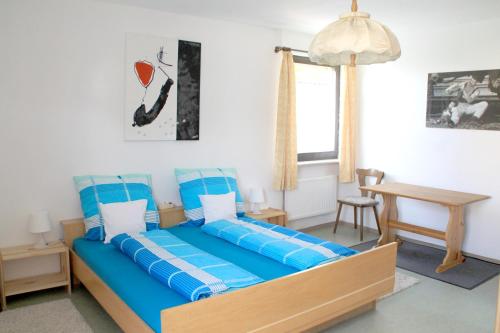 Ένα ή περισσότερα κρεβάτια σε δωμάτιο στο Apartment Bergblick Bischberg bei Bamberg