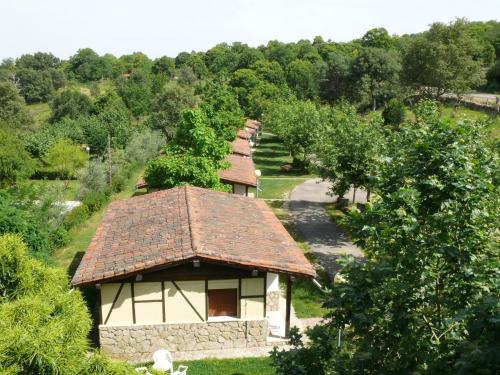 una vista aérea de un edificio con una fila de árboles en Camping Al-Bereka, en La Alberca