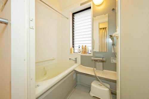 100 m from Nihonbashi Station, 160 square meters rare property Large living room & kitchen with 4 toilets and 3 bathrooms, within walking distance of Namba and Shinsaibashi
