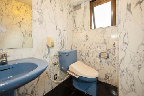 100 m from Nihonbashi Station, 160 square meters rare property Large living room & kitchen with 4 toilets and 3 bathrooms, within walking distance of Namba and Shinsaibashi