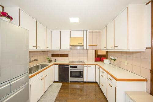 100 m from Nihonbashi Station, 160 square meters rare property Large living room & kitchen with 4 toilets and 3 bathrooms, within walking distance of Namba and Shinsaibashi