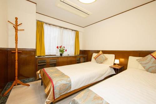 100 m from Nihonbashi Station, 160 square meters rare property Large living room & kitchen with 4 toilets and 3 bathrooms, within walking distance of Namba and Shinsaibashi