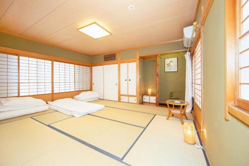 100 m from Nihonbashi Station, 160 square meters rare property Large living room & kitchen with 4 toilets and 3 bathrooms, within walking distance of Namba and Shinsaibashi