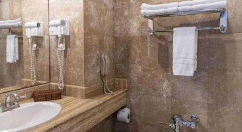 un bagno con lavandino e telefono di Hotel Honduras Maya a Tegucigalpa