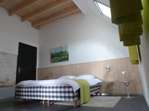 1 dormitorio con 1 cama con sábanas blancas y ventana en Gastenverblijf Bonga Stee, en Roodhuis