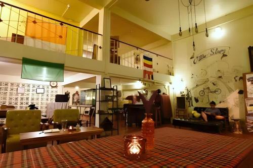 Гостиная зона в Oldie and Sleepy Hostel