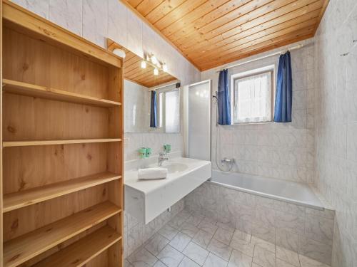 Et badeværelse på Mittersill apartment close to ski lifts