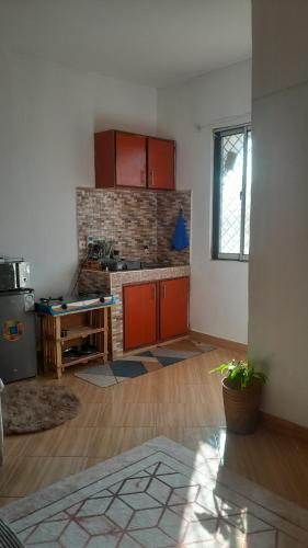 Little Haven في ماليندي: مطبخ مع خزائن حمراء وجدار من الطوب