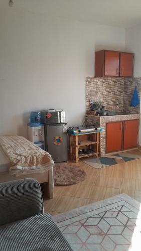 Little Haven في ماليندي: غرفة معيشة بها طاولة ومطبخ