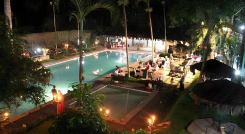 Πισίνα στο ή κοντά στο Augusta Hotel & Glamping Sukabumi