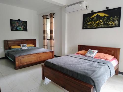 Hanthana view في بيرادنيا: سريرين في غرفة مع سريرين sidx sidx sidx