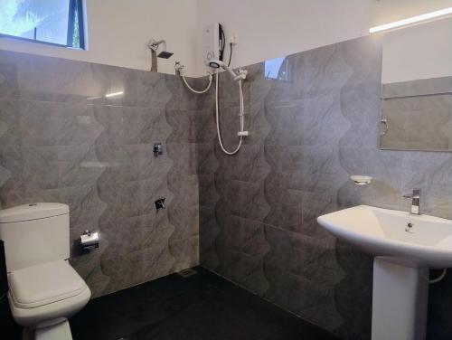 Hanthana view في بيرادنيا: حمام مع دش ومرحاض ومغسلة