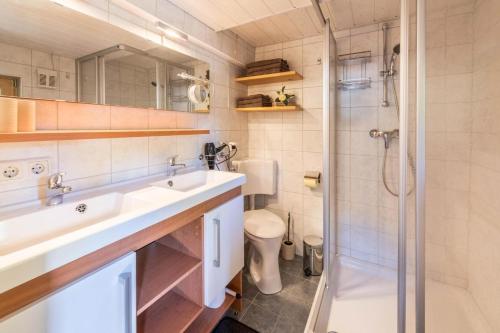 Un baño de Chalet - Direkt am 5 Sterne Campingplatz Aufenfeld im Zillertal mit Hallenbad und Sauna