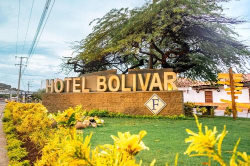 库库塔Hotel Faranda Bolivar Cucuta, a member of Radisson Individuals的建筑物前有一个玻利瓦尔酒店的标志。