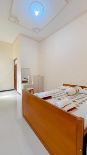 Postel nebo postele na pokoji v ubytování Guest House Griya Mundu Kerten